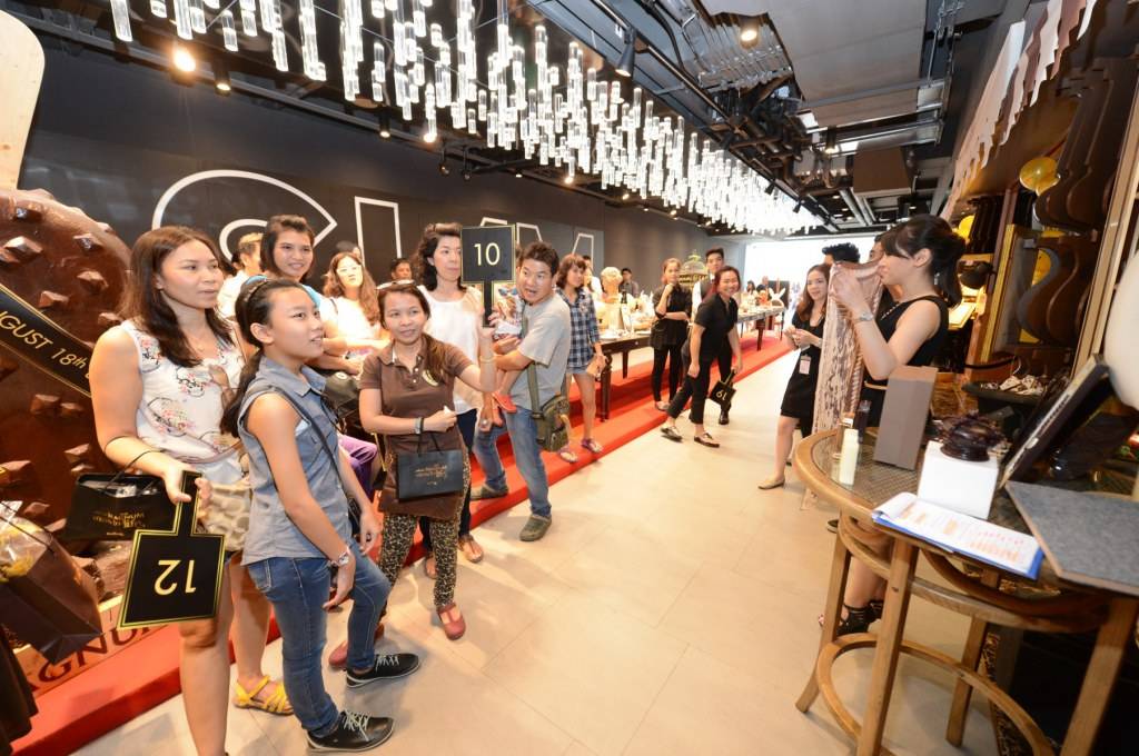 ปิดฉากอย่างสวยงาม Magnum Cafe เซเล็บแน่นร่วมประมูลสมบัติในร้าน