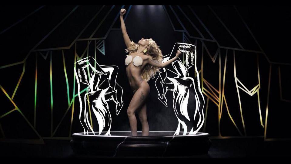 หอยเด่นชัดที่ lady gaga จะปล่อยมา 2 ทุ่ม คืนนี้ ตรงกับ 8 โมงเช้าของที่นั่น ที่จะขึ้นผ่านจอสกรีน ตึก TimesSquare ผ่านรายการ