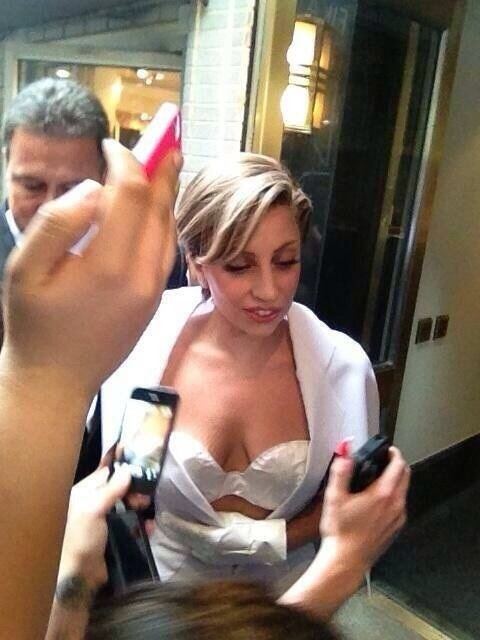 หอยเด่นชัดที่ lady gaga จะปล่อยมา 2 ทุ่ม คืนนี้ ตรงกับ 8 โมงเช้าของที่นั่น ที่จะขึ้นผ่านจอสกรีน ตึก TimesSquare ผ่านรายการ