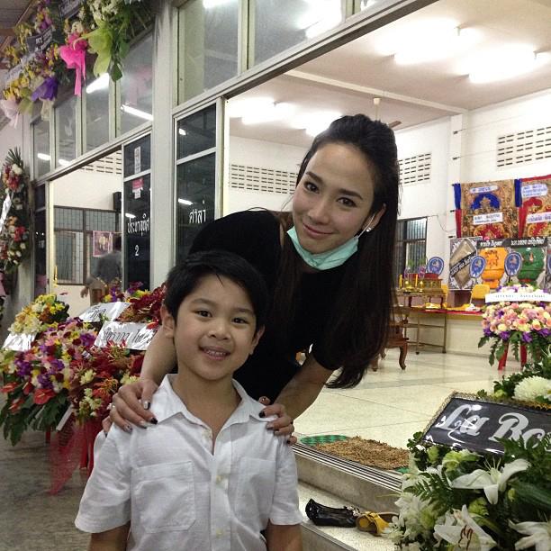 พี่อั้มได้เจอกับน้องฟลุ้คละนะคะ แตาพี่อั้มเป็นไข้หวัดใหญ่จึงถ่ายรูปใกล้ๆไม่ได้ค่ะ