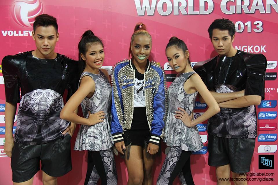 "ตาตั้น" ร้อง เต้น @Volleyball World Grand Prix 2013