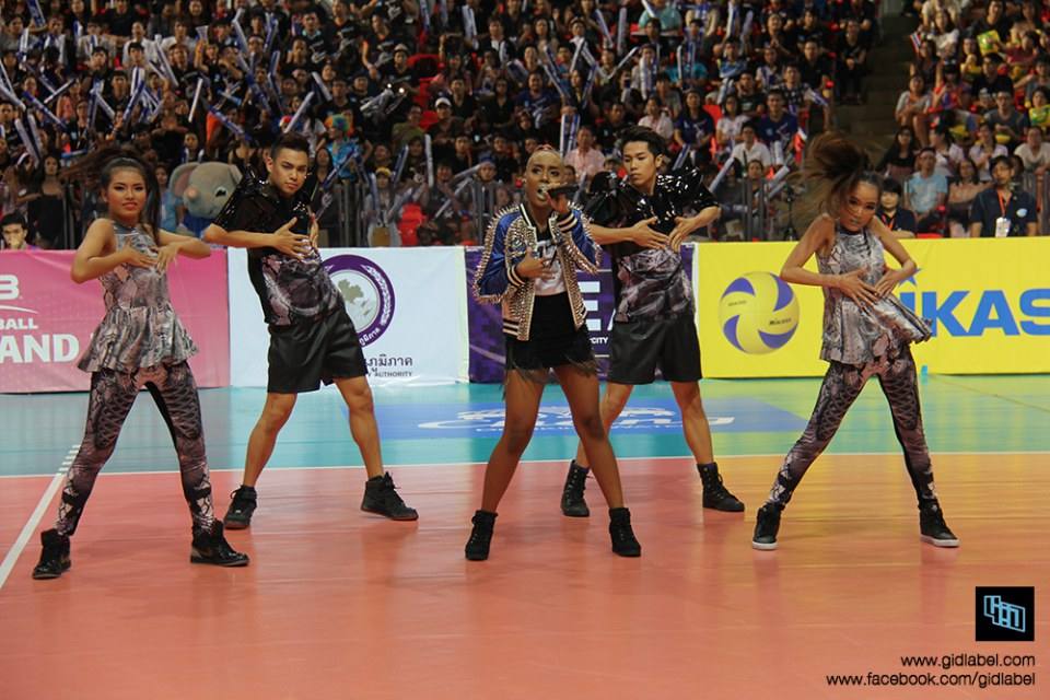"ตาตั้น" ร้อง เต้น @Volleyball World Grand Prix 2013