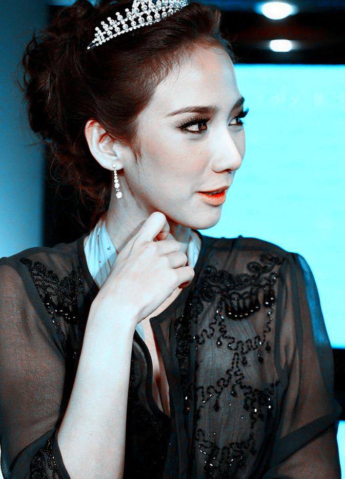 พี่อั้ม ฝากบอก ครอ ทุกคนว่า ..... ทุกคนน่ารักค่ะ