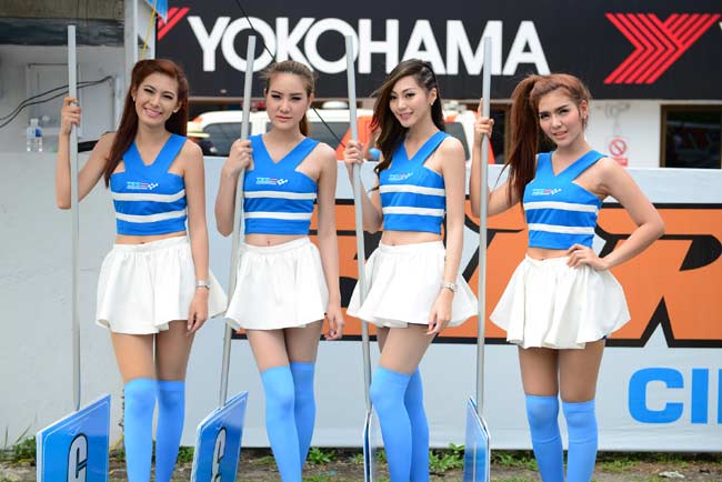 เกาะขอบสนามชม สาวน้อย