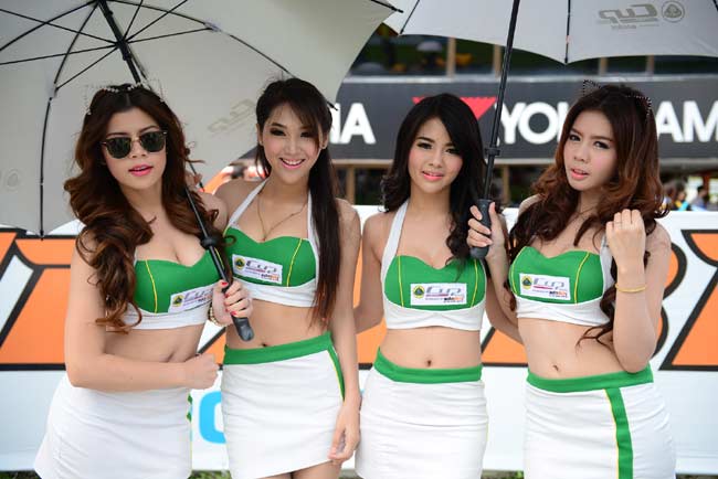 เกาะขอบสนามชม สาวน้อย