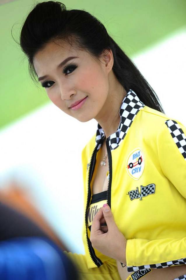 เกาะขอบสนามชม สาวน้อย