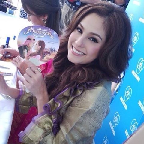 ขวัญ อุษามณี และ นก อุษณีย์ แจกพัดให้แฟนละครที่ช่อง 7 สี