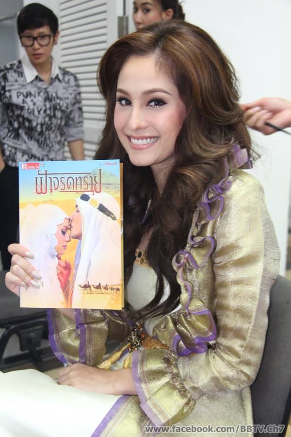 ขวัญ อุษามณี และ นก อุษณีย์ แจกพัดให้แฟนละครที่ช่อง 7 สี