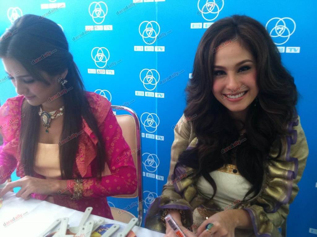 ขวัญ อุษามณี และ นก อุษณีย์ แจกพัดให้แฟนละครที่ช่อง 7 สี