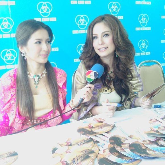 ขวัญ อุษามณี และ นก อุษณีย์ แจกพัดให้แฟนละครที่ช่อง 7 สี
