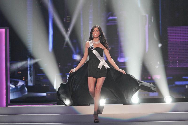 ชุดราตรียอดแย่บนเวที Miss Universe 2011 10 อันดับ
