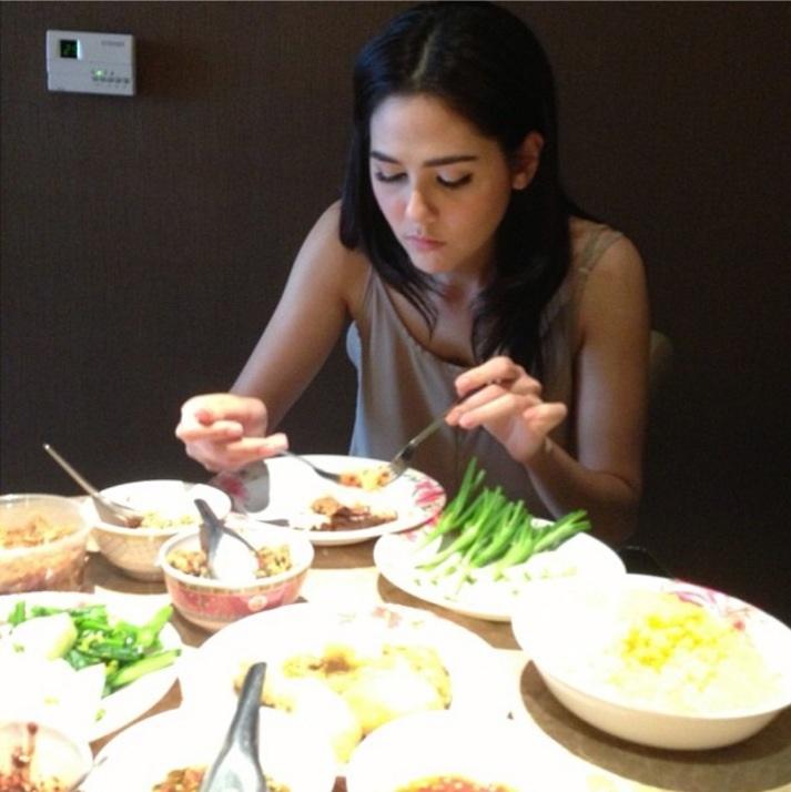 ชมพู่ อารยา ในกองถ่ายละครทรายสีเพลิง