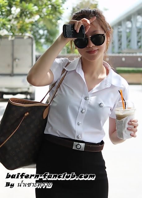 ใบเฟิร์น พิมพ์ชนก ใส่ &ldquo;กระโปรงสั้น&rdquo; ขนาดนี้ ไปเรียนที่ มศว เลยเหรอ ?