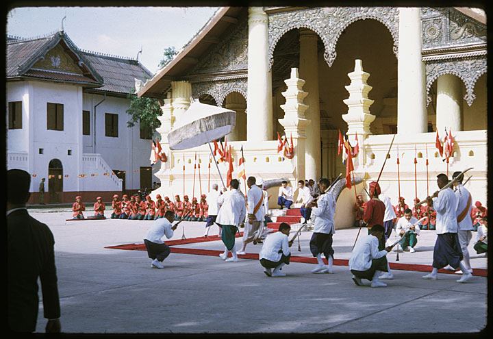 เจ้าชีวิตลาว พร้อมด้วยเจ้าฟ้าชายวงศ์สว่างขณะพระราชดำเนินไปยังวัดองค์ตื้อ