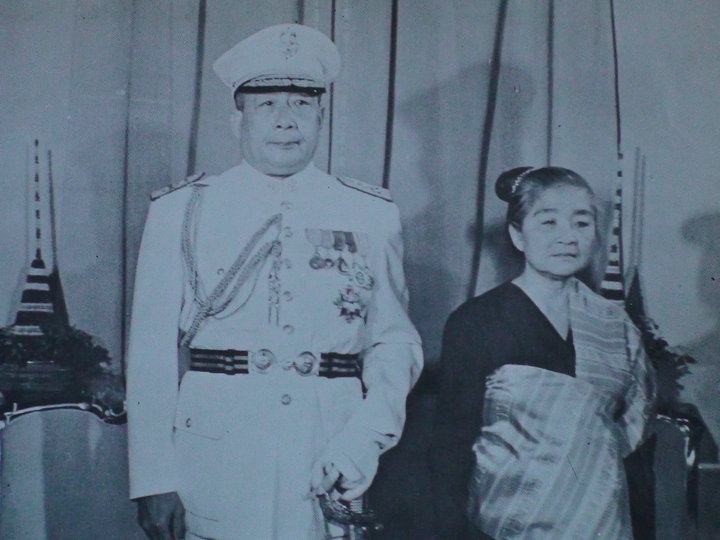 เจ้ามหาชีวิตสว่างวัฒนา และพระมเหสีคำผุย