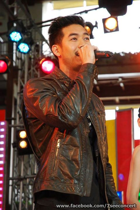 ขวัญ - เวียร์  ใน "7 สีคอนเสิร์ต Weir for Fan"