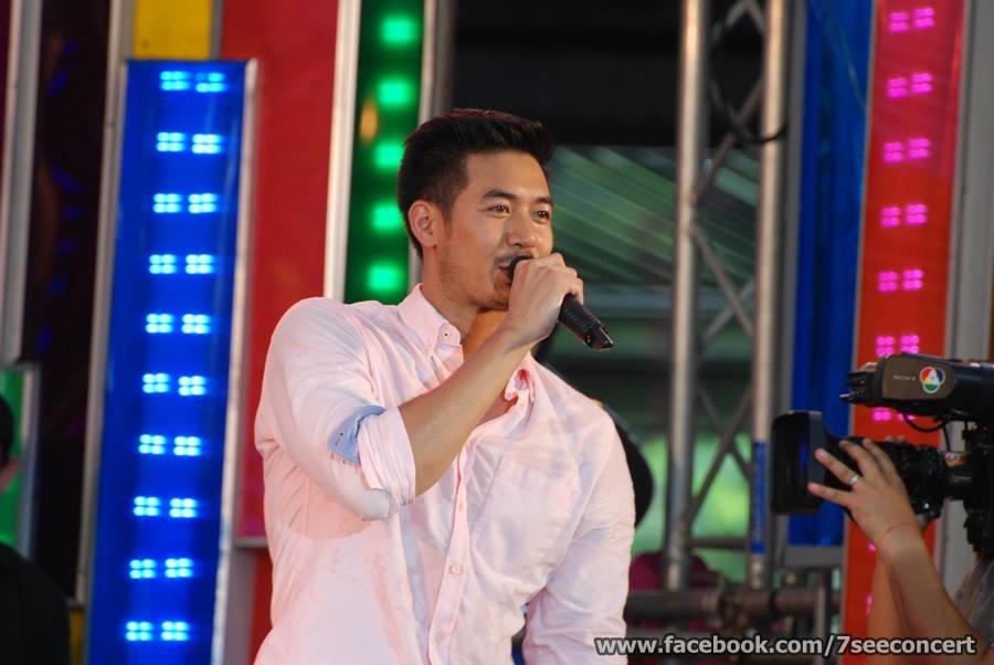 ขวัญ - เวียร์  ใน "7 สีคอนเสิร์ต Weir for Fan"