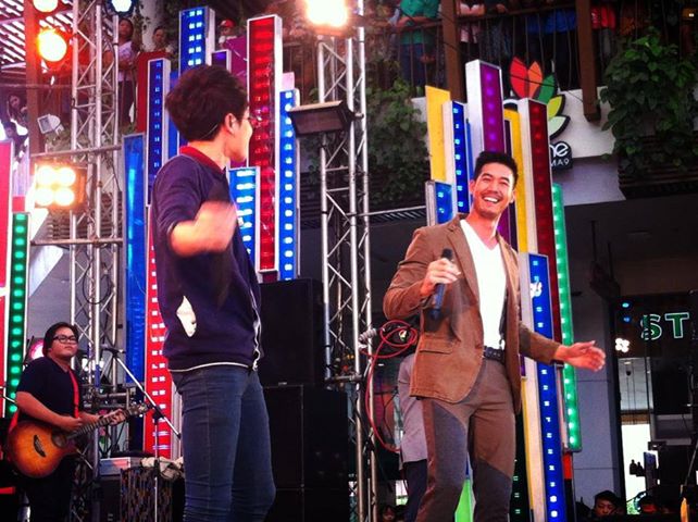 ขวัญ - เวียร์  ใน "7 สีคอนเสิร์ต Weir for Fan"