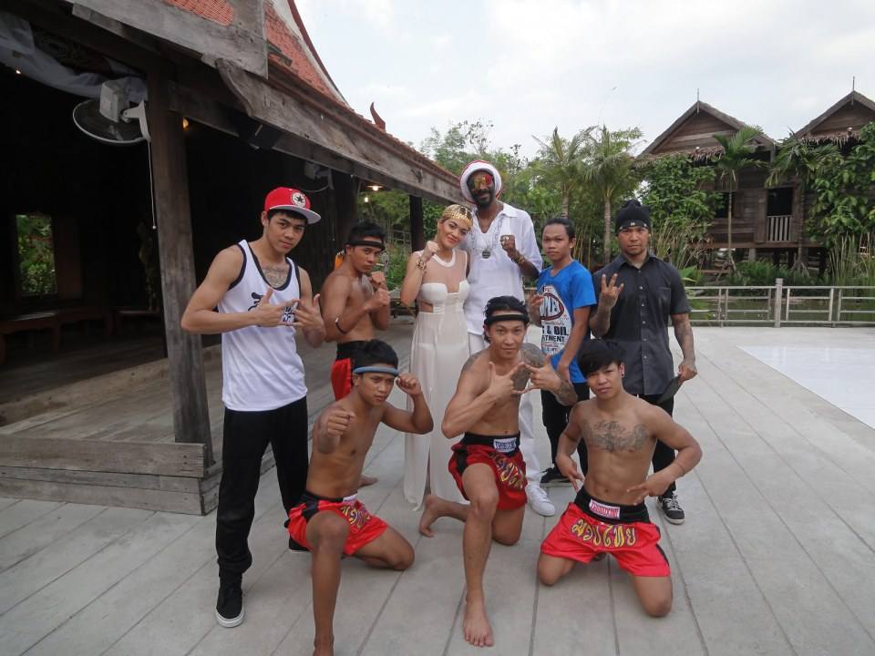 ร่วมงานกับ Snoop Dogg