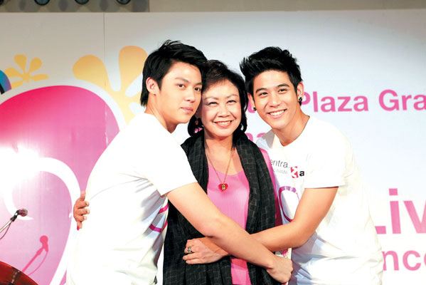 กริ๊ดด กะเทย โพสต์จัง เตรียม ฟิน  หมาก ปริญ  และ พอร์ช ศรัณย์ จะมาขายกอด การกุศล กอดครั้ง1 /100บาท
