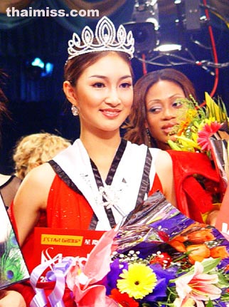 แพนเค้กนางแบบโลก ปี2004 กับชุดสีแดง!!