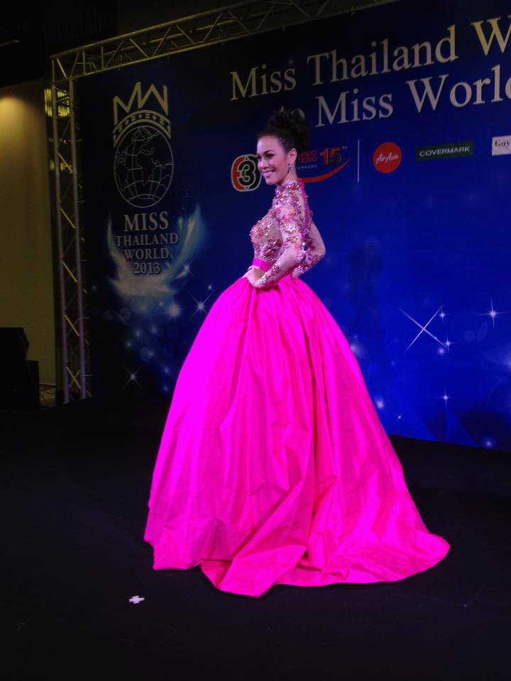 นาตาลี กัญญาภัค ในชุดราตรีหลักสีชมพู ในMiss world 2013
