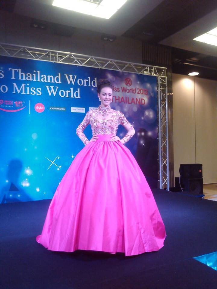 นาตาลี กัญญาภัค ในชุดราตรีหลักสีชมพู ในMiss world 2013