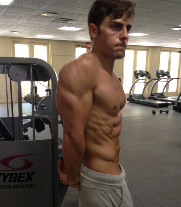 Colt Prattes ผู้ชายในมิวสิควิดีโอเพลง Try ของ P!nk
