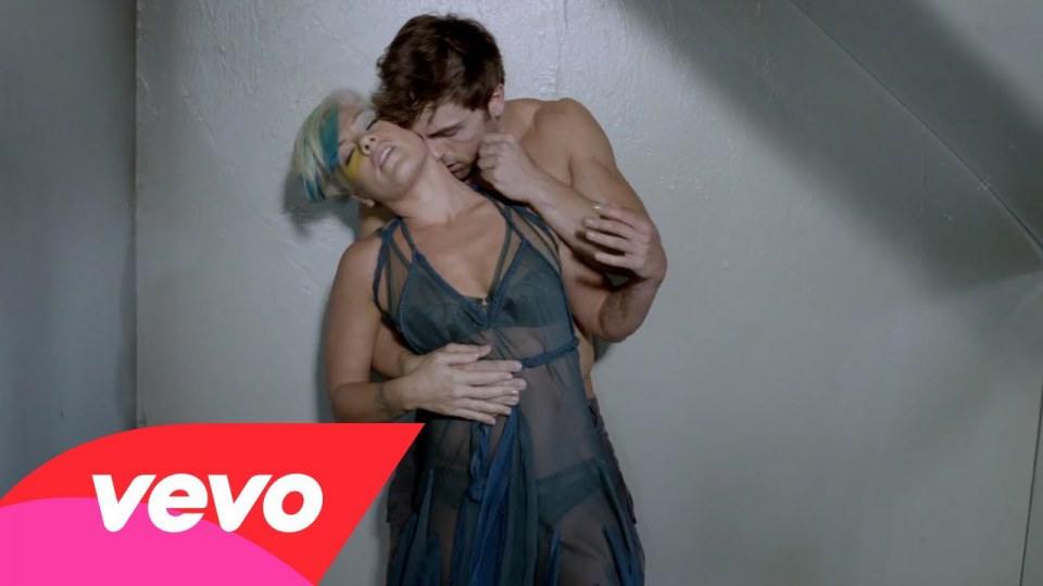 Colt Prattes ผู้ชายในมิวสิควิดีโอเพลง Try ของ P!nk