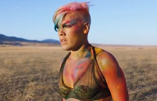 Colt Prattes ผู้ชายในมิวสิควิดีโอเพลง Try ของ P!nk