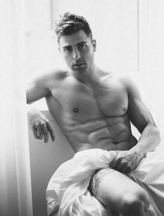 Colt Prattes ผู้ชายในมิวสิควิดีโอเพลง Try ของ P!nk