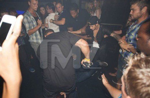 JUSTIN BIEBER โดนคนบุกเข้ามาทำร้ายที่ผับแห่งหนึ่ง TORONTO CANADA!