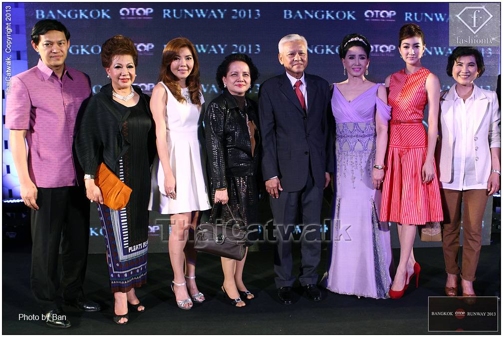 Miss universe 1965 & Model of the world 2004 @ Fashion TV   ป้าปุ๊ก อาภัสรา หงสกุล และแพนเค้ก เขมนิจ จามิกรณ์