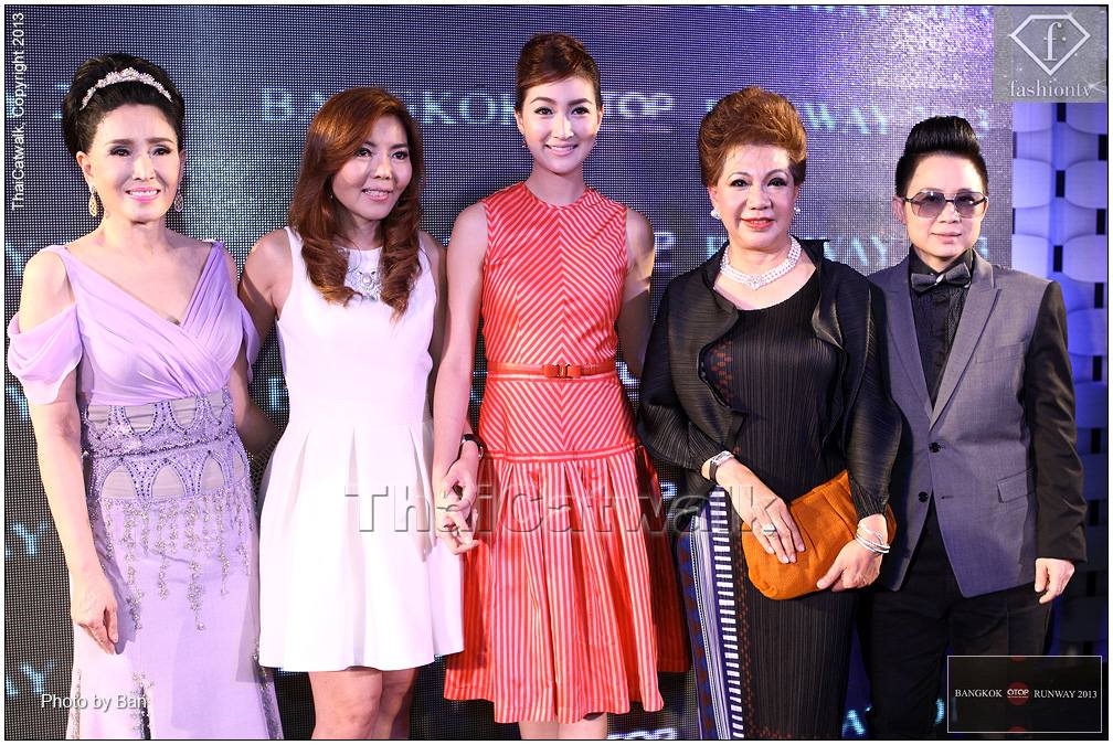 Miss universe 1965 & Model of the world 2004 @ Fashion TV   ป้าปุ๊ก อาภัสรา หงสกุล และแพนเค้ก เขมนิจ จามิกรณ์