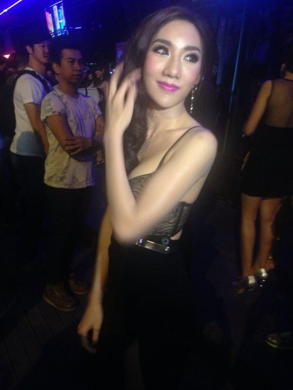 เบนซ์ พริกไทยงัด"นม"โชว์สื่อ