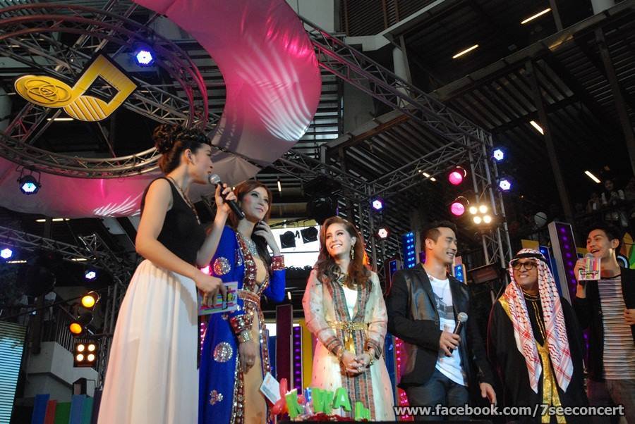 ตุ้ย-ขวัญ (ชารีฟ - มิเชลล์) @ 7สีคอนเสิร์ต งานนี้ขวัญเขินจริงไรจริงกับสายตาพิฆาตของตุ้ย