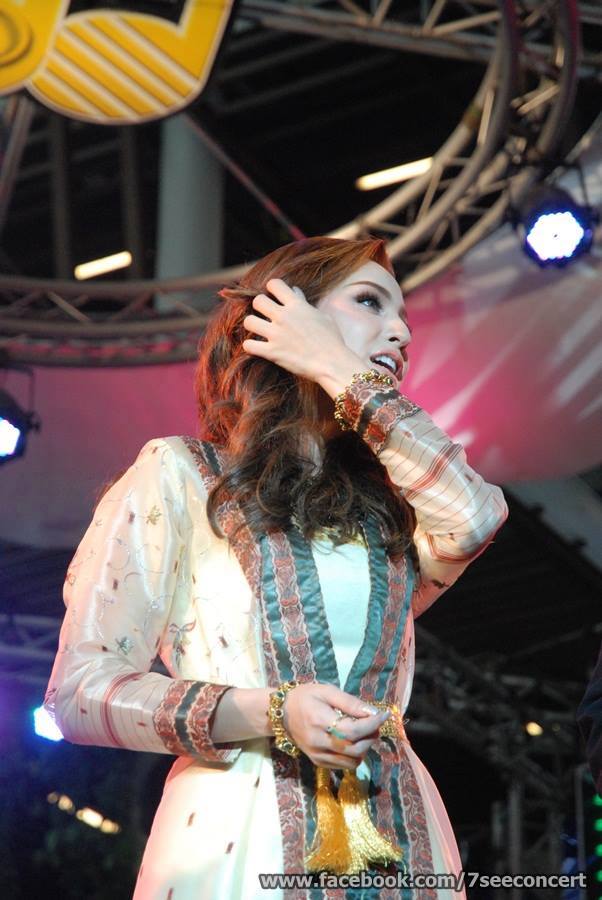 ตุ้ย-ขวัญ (ชารีฟ - มิเชลล์) @ 7สีคอนเสิร์ต งานนี้ขวัญเขินจริงไรจริงกับสายตาพิฆาตของตุ้ย
