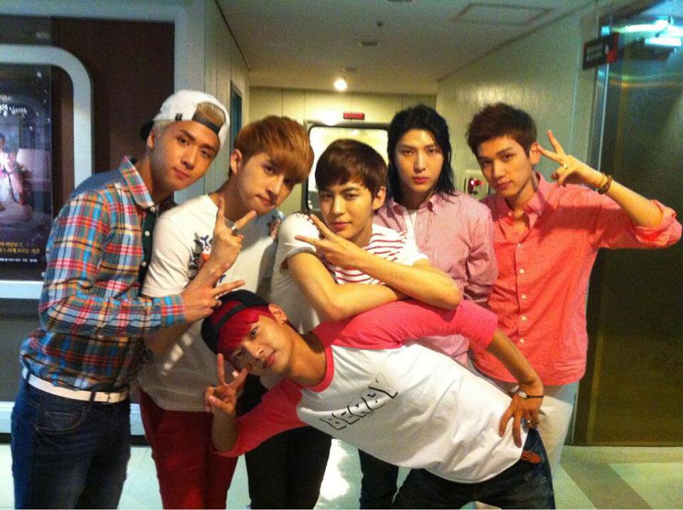 ลีลาการนอน...ของ 6 หนุ่ม VIXX ..ฟินนนนนนบองตง