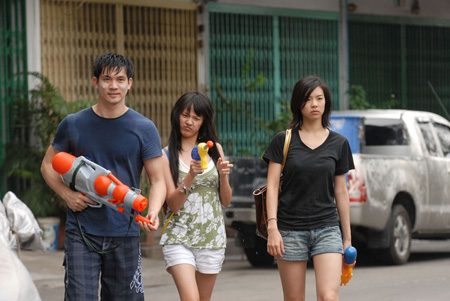 วันสงกรานต์ใครคิดถึงหนังเรื่องนี้บ้าง รถไฟฟ้ามาหานะเธอ