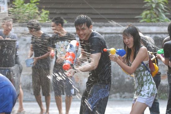 วันสงกรานต์ใครคิดถึงหนังเรื่องนี้บ้าง รถไฟฟ้ามาหานะเธอ