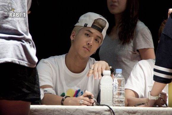 RAVI....VIXX ....แร็พเตอร์แห่งวง...น่าร็อคมากกกกก