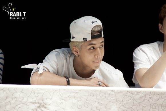RAVI....VIXX ....แร็พเตอร์แห่งวง...น่าร็อคมากกกกก