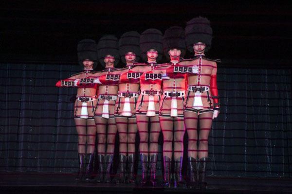 โชว์สุดร้อนของทหารม้าคะนองจาก Le Crazy Horse ในฮ่องกง