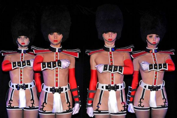 โชว์สุดร้อนของทหารม้าคะนองจาก Le Crazy Horse ในฮ่องกง