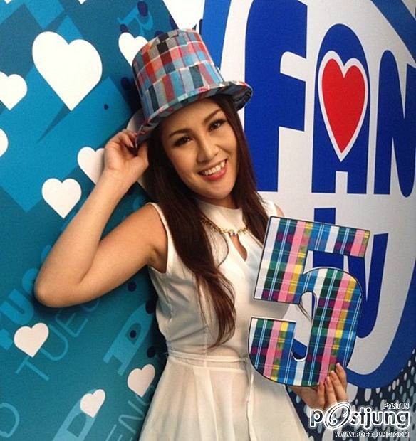 ''หญิงลี''อวดอึ๋ม ขาสวย ผิวขาวเนียน