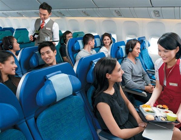 Cathay Pacific สายการบินห้าดาวระดับโลกของฮ่องกง พร้อมชุด uniform สีแดงแจ๊ดสดใส อาจดูเรียบๆแต่ซ่อนเสน่ห์แบบจีนผสมตะวันตกไว้อย่างสมบูรณ์แบบ