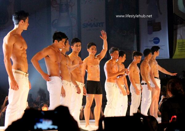 หนุ่มหล่อแจกกล้วยบนเวที