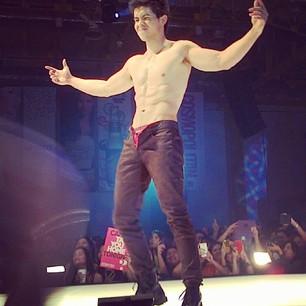 หนุ่มหล่อแจกกล้วยบนเวที