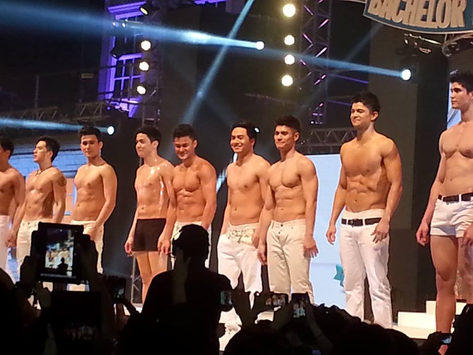 หนุ่มหล่อแจกกล้วยบนเวที
