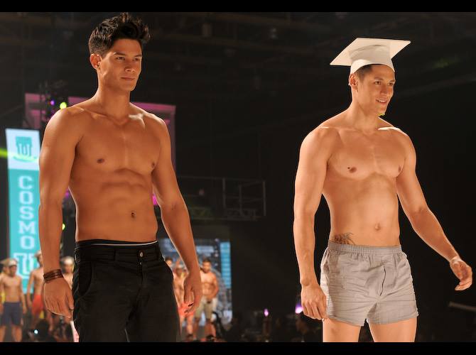 หนุ่มหล่อแจกกล้วยบนเวที